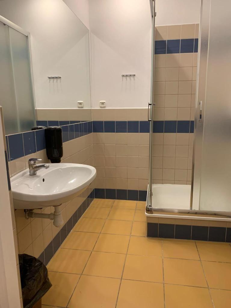 Schronisko Na Wyspie Hostel Вроцлав Екстериор снимка
